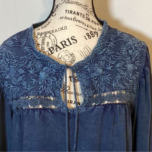 SOLITAIRE EMBROIDERED BOHO DENIM BLUE PEASANT LIGHTWEIGHT TUNIC TOP RAYON SZ. M - Picture 2 of 8